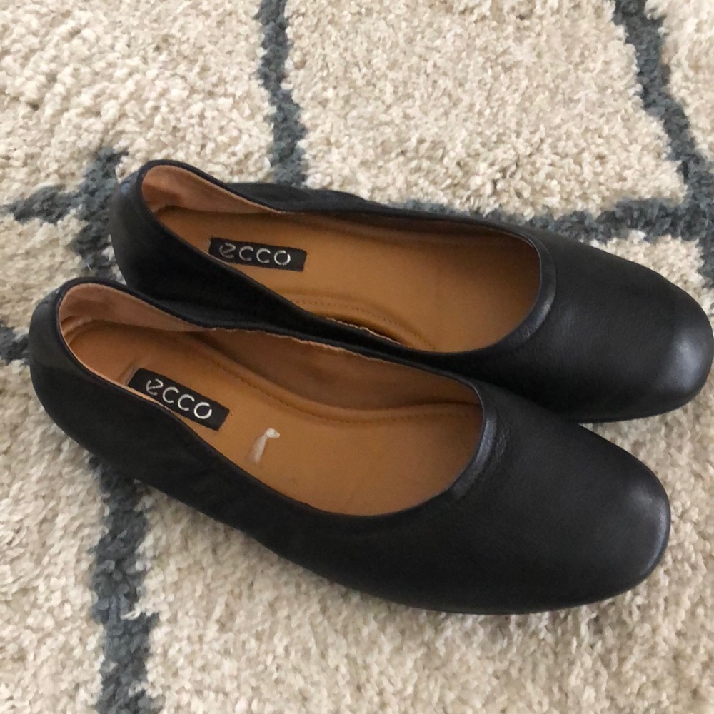 Black Ecco ballet flats